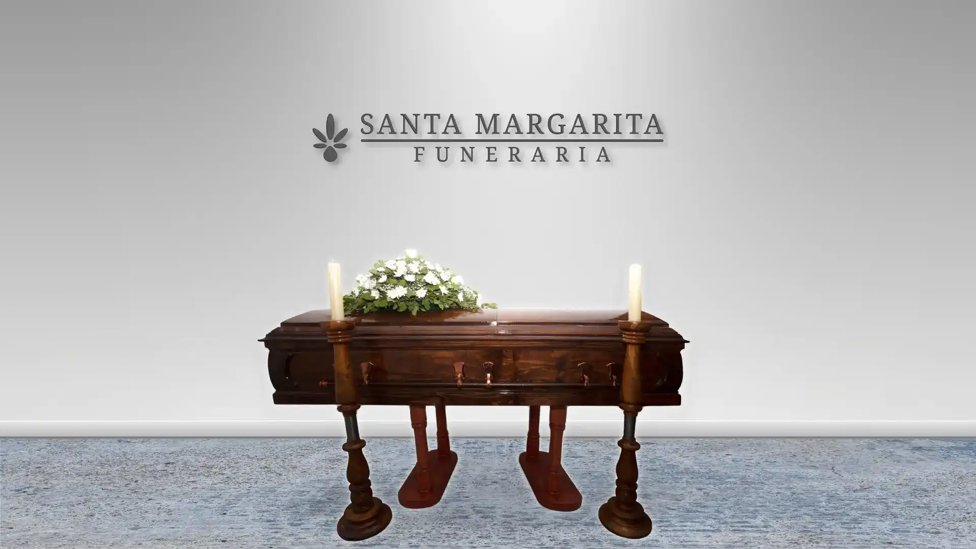 Urna de madera con flores blancas y cirios